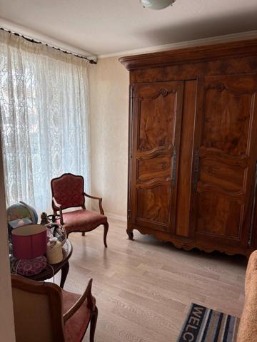 PROCHE CENTRE VILLE TOUTES COMMODITÉS LUMINEUX AVEC PARKING PRIVÉ