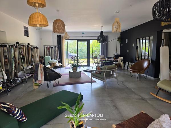 Immeuble avec local commercial et habitation principale