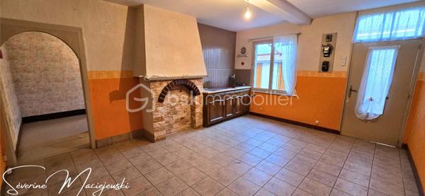 🏡Située sur la commune prisée d’Auchel, cette maison mitoyenne de 50 m² à rénover entièrement est une véritable opportunité
par son fort potentiel d'agrandissement de plus de  100 m² sur une parcelle de 440m².

✨ Elle se compose d’un séjour avec cuisine, d’un salon, d’une chambre, un bureau , une salle d'eau , un wc indépendant. 
 des dépendances.
🌳 Vous apprécierez également son joli jardin clôturé, un abri de jardin et la possibilité de stationnements privatif  ainsi que la création de garage.

👉 Un bien idéal pour un petit budget , situé dans un secteur calme et proche des commodités.
💡 Gros potentiel avec possibilité d’agrandissement important !
✨ Amateur de travaux 🔥
Une opportunité idéale pour un projet de rénovation complet de la toiture au sol.✨ Projection après travaux 
➕ Non soumis au DPE

🙋‍♀️ Contactez moi pour plus d'informations et organiser une visite