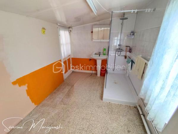 🏡Située sur la commune prisée d’Auchel, cette maison mitoyenne de 50 m² à rénover entièrement est une véritable opportunité
par son fort potentiel d'agrandissement de plus de  100 m² sur une parcelle de 440m².

✨ Elle se compose d’un séjour avec cuisine, d’un salon, d’une chambre, un bureau , une salle d'eau , un wc indépendant. 
 des dépendances.
🌳 Vous apprécierez également son joli jardin clôturé, un abri de jardin et la possibilité de stationnements privatif  ainsi que la création de garage.

👉 Un bien idéal pour un petit budget , situé dans un secteur calme et proche des commodités.
💡 Gros potentiel avec possibilité d’agrandissement important !
✨ Amateur de travaux 🔥
Une opportunité idéale pour un projet de rénovation complet de la toiture au sol.✨ Projection après travaux 
➕ Non soumis au DPE

🙋‍♀️ Contactez moi pour plus d'informations et organiser une visite