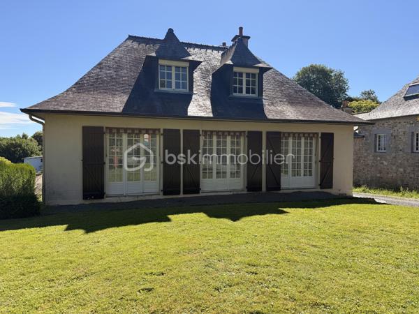 SAINT-AUBIN-D'AUBIGNÉ – Maison à fort potentiel sur terrain de 1 100 m² avec partie constructible

À seulement 450 mètres des premiers commerces, écoles et transports, découvrez cette maison individuelle d'environ 110 m² habitables implantée sur une belle parcelle arborée de 1 100 m² exposée ouest.

La maison se compose au rez-de-chaussée d'une entrée, d'une cuisine indépendante, d'un salon-séjour lumineux ouvert sur le jardin, de deux chambres, d'une salle de bains et de WC séparés.

À l'étage, vous trouverez une grande chambre, un espace pouvant accueillir un bureau ou un dressing ainsi qu'un vaste grenier offrant des possibilités d'aménagement complémentaires selon vos besoins.

Un sous-sol complet d'environ 50 m² vient compléter l'ensemble.

Cette maison nécessite des travaux de rénovation énergétique et de modernisation mais bénéficie de nombreux atouts : 
- Emplacement recherché
- Proximité immédiate des commodités
- Terrain généreux
- Tout-à-l'égout 
- Potentiel de valorisation important.

La présence d'une partie constructible sur la parcelle constitue un véritable atout pour un projet familial, patrimonial ou d'investissement.

Une opportunité rare pour les acquéreurs souhaitant créer un bien à leur image dans une commune dynamique aux portes de Rennes.

Des projections d'aménagement virtuel ont été réalisées sur certaines photos afin de vous permettre d'apprécier le potentiel de cette maison après rénovation.

À visiter sans tarder.