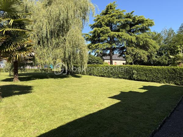 SAINT-AUBIN-D'AUBIGNÉ – Maison à fort potentiel sur terrain de 1 100 m² avec partie constructible

À seulement 450 mètres des premiers commerces, écoles et transports, découvrez cette maison individuelle d'environ 110 m² habitables implantée sur une belle parcelle arborée de 1 100 m² exposée ouest.

La maison se compose au rez-de-chaussée d'une entrée, d'une cuisine indépendante, d'un salon-séjour lumineux ouvert sur le jardin, de deux chambres, d'une salle de bains et de WC séparés.

À l'étage, vous trouverez une grande chambre, un espace pouvant accueillir un bureau ou un dressing ainsi qu'un vaste grenier offrant des possibilités d'aménagement complémentaires selon vos besoins.

Un sous-sol complet d'environ 50 m² vient compléter l'ensemble.

Cette maison nécessite des travaux de rénovation énergétique et de modernisation mais bénéficie de nombreux atouts : 
- Emplacement recherché
- Proximité immédiate des commodités
- Terrain généreux
- Tout-à-l'égout 
- Potentiel de valorisation important.

La présence d'une partie constructible sur la parcelle constitue un véritable atout pour un projet familial, patrimonial ou d'investissement.

Une opportunité rare pour les acquéreurs souhaitant créer un bien à leur image dans une commune dynamique aux portes de Rennes.

Des projections d'aménagement virtuel ont été réalisées sur certaines photos afin de vous permettre d'apprécier le potentiel de cette maison après rénovation.

À visiter sans tarder.