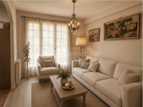 SAINT-AUBIN-D'AUBIGNÉ – Maison à fort potentiel sur terrain de 1 100 m² avec partie constructible

À seulement 450 mètres des premiers commerces, écoles et transports, découvrez cette maison individuelle d'environ 110 m² habitables implantée sur une belle parcelle arborée de 1 100 m² exposée ouest.

La maison se compose au rez-de-chaussée d'une entrée, d'une cuisine indépendante, d'un salon-séjour lumineux ouvert sur le jardin, de deux chambres, d'une salle de bains et de WC séparés.

À l'étage, vous trouverez une grande chambre, un espace pouvant accueillir un bureau ou un dressing ainsi qu'un vaste grenier offrant des possibilités d'aménagement complémentaires selon vos besoins.

Un sous-sol complet d'environ 50 m² vient compléter l'ensemble.

Cette maison nécessite des travaux de rénovation énergétique et de modernisation mais bénéficie de nombreux atouts : 
- Emplacement recherché
- Proximité immédiate des commodités
- Terrain généreux
- Tout-à-l'égout 
- Potentiel de valorisation important.

La présence d'une partie constructible sur la parcelle constitue un véritable atout pour un projet familial, patrimonial ou d'investissement.

Une opportunité rare pour les acquéreurs souhaitant créer un bien à leur image dans une commune dynamique aux portes de Rennes.

Des projections d'aménagement virtuel ont été réalisées sur certaines photos afin de vous permettre d'apprécier le potentiel de cette maison après rénovation.

À visiter sans tarder.
