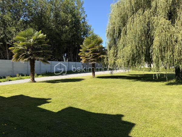 SAINT-AUBIN-D'AUBIGNÉ – Maison à fort potentiel sur terrain de 1 100 m² avec partie constructible

À seulement 450 mètres des premiers commerces, écoles et transports, découvrez cette maison individuelle d'environ 110 m² habitables implantée sur une belle parcelle arborée de 1 100 m² exposée ouest.

La maison se compose au rez-de-chaussée d'une entrée, d'une cuisine indépendante, d'un salon-séjour lumineux ouvert sur le jardin, de deux chambres, d'une salle de bains et de WC séparés.

À l'étage, vous trouverez une grande chambre, un espace pouvant accueillir un bureau ou un dressing ainsi qu'un vaste grenier offrant des possibilités d'aménagement complémentaires selon vos besoins.

Un sous-sol complet d'environ 50 m² vient compléter l'ensemble.

Cette maison nécessite des travaux de rénovation énergétique et de modernisation mais bénéficie de nombreux atouts : 
- Emplacement recherché
- Proximité immédiate des commodités
- Terrain généreux
- Tout-à-l'égout 
- Potentiel de valorisation important.

La présence d'une partie constructible sur la parcelle constitue un véritable atout pour un projet familial, patrimonial ou d'investissement.

Une opportunité rare pour les acquéreurs souhaitant créer un bien à leur image dans une commune dynamique aux portes de Rennes.

Des projections d'aménagement virtuel ont été réalisées sur certaines photos afin de vous permettre d'apprécier le potentiel de cette maison après rénovation.

À visiter sans tarder.