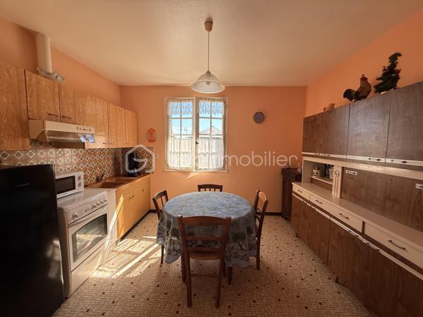 SAINT-AUBIN-D'AUBIGNÉ – Maison à fort potentiel sur terrain de 1 100 m² avec partie constructible

À seulement 450 mètres des premiers commerces, écoles et transports, découvrez cette maison individuelle d'environ 110 m² habitables implantée sur une belle parcelle arborée de 1 100 m² exposée ouest.

La maison se compose au rez-de-chaussée d'une entrée, d'une cuisine indépendante, d'un salon-séjour lumineux ouvert sur le jardin, de deux chambres, d'une salle de bains et de WC séparés.

À l'étage, vous trouverez une grande chambre, un espace pouvant accueillir un bureau ou un dressing ainsi qu'un vaste grenier offrant des possibilités d'aménagement complémentaires selon vos besoins.

Un sous-sol complet d'environ 50 m² vient compléter l'ensemble.

Cette maison nécessite des travaux de rénovation énergétique et de modernisation mais bénéficie de nombreux atouts : 
- Emplacement recherché
- Proximité immédiate des commodités
- Terrain généreux
- Tout-à-l'égout 
- Potentiel de valorisation important.

La présence d'une partie constructible sur la parcelle constitue un véritable atout pour un projet familial, patrimonial ou d'investissement.

Une opportunité rare pour les acquéreurs souhaitant créer un bien à leur image dans une commune dynamique aux portes de Rennes.

Des projections d'aménagement virtuel ont été réalisées sur certaines photos afin de vous permettre d'apprécier le potentiel de cette maison après rénovation.

À visiter sans tarder.