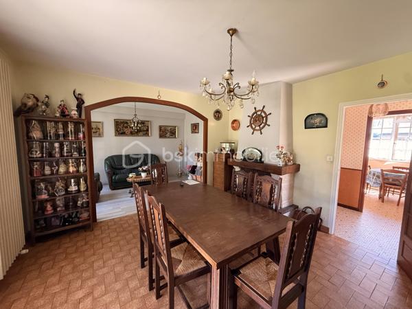 SAINT-AUBIN-D'AUBIGNÉ – Maison à fort potentiel sur terrain de 1 100 m² avec partie constructible

À seulement 450 mètres des premiers commerces, écoles et transports, découvrez cette maison individuelle d'environ 110 m² habitables implantée sur une belle parcelle arborée de 1 100 m² exposée ouest.

La maison se compose au rez-de-chaussée d'une entrée, d'une cuisine indépendante, d'un salon-séjour lumineux ouvert sur le jardin, de deux chambres, d'une salle de bains et de WC séparés.

À l'étage, vous trouverez une grande chambre, un espace pouvant accueillir un bureau ou un dressing ainsi qu'un vaste grenier offrant des possibilités d'aménagement complémentaires selon vos besoins.

Un sous-sol complet d'environ 50 m² vient compléter l'ensemble.

Cette maison nécessite des travaux de rénovation énergétique et de modernisation mais bénéficie de nombreux atouts : 
- Emplacement recherché
- Proximité immédiate des commodités
- Terrain généreux
- Tout-à-l'égout 
- Potentiel de valorisation important.

La présence d'une partie constructible sur la parcelle constitue un véritable atout pour un projet familial, patrimonial ou d'investissement.

Une opportunité rare pour les acquéreurs souhaitant créer un bien à leur image dans une commune dynamique aux portes de Rennes.

Des projections d'aménagement virtuel ont été réalisées sur certaines photos afin de vous permettre d'apprécier le potentiel de cette maison après rénovation.

À visiter sans tarder.