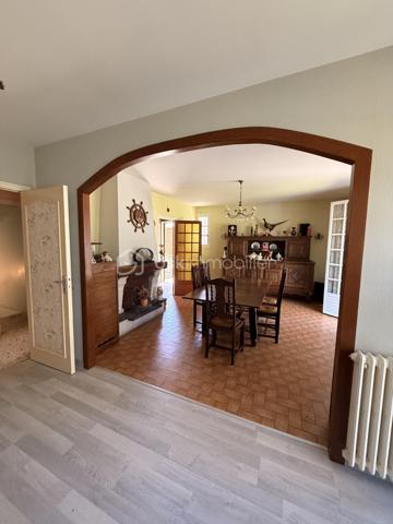 SAINT-AUBIN-D'AUBIGNÉ – Maison à fort potentiel sur terrain de 1 100 m² avec partie constructible

À seulement 450 mètres des premiers commerces, écoles et transports, découvrez cette maison individuelle d'environ 110 m² habitables implantée sur une belle parcelle arborée de 1 100 m² exposée ouest.

La maison se compose au rez-de-chaussée d'une entrée, d'une cuisine indépendante, d'un salon-séjour lumineux ouvert sur le jardin, de deux chambres, d'une salle de bains et de WC séparés.

À l'étage, vous trouverez une grande chambre, un espace pouvant accueillir un bureau ou un dressing ainsi qu'un vaste grenier offrant des possibilités d'aménagement complémentaires selon vos besoins.

Un sous-sol complet d'environ 50 m² vient compléter l'ensemble.

Cette maison nécessite des travaux de rénovation énergétique et de modernisation mais bénéficie de nombreux atouts : 
- Emplacement recherché
- Proximité immédiate des commodités
- Terrain généreux
- Tout-à-l'égout 
- Potentiel de valorisation important.

La présence d'une partie constructible sur la parcelle constitue un véritable atout pour un projet familial, patrimonial ou d'investissement.

Une opportunité rare pour les acquéreurs souhaitant créer un bien à leur image dans une commune dynamique aux portes de Rennes.

Des projections d'aménagement virtuel ont été réalisées sur certaines photos afin de vous permettre d'apprécier le potentiel de cette maison après rénovation.

À visiter sans tarder.