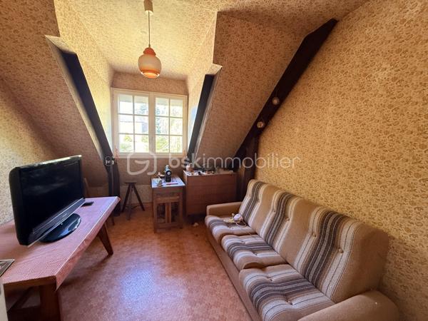 SAINT-AUBIN-D'AUBIGNÉ – Maison à fort potentiel sur terrain de 1 100 m² avec partie constructible

À seulement 450 mètres des premiers commerces, écoles et transports, découvrez cette maison individuelle d'environ 110 m² habitables implantée sur une belle parcelle arborée de 1 100 m² exposée ouest.

La maison se compose au rez-de-chaussée d'une entrée, d'une cuisine indépendante, d'un salon-séjour lumineux ouvert sur le jardin, de deux chambres, d'une salle de bains et de WC séparés.

À l'étage, vous trouverez une grande chambre, un espace pouvant accueillir un bureau ou un dressing ainsi qu'un vaste grenier offrant des possibilités d'aménagement complémentaires selon vos besoins.

Un sous-sol complet d'environ 50 m² vient compléter l'ensemble.

Cette maison nécessite des travaux de rénovation énergétique et de modernisation mais bénéficie de nombreux atouts : 
- Emplacement recherché
- Proximité immédiate des commodités
- Terrain généreux
- Tout-à-l'égout 
- Potentiel de valorisation important.

La présence d'une partie constructible sur la parcelle constitue un véritable atout pour un projet familial, patrimonial ou d'investissement.

Une opportunité rare pour les acquéreurs souhaitant créer un bien à leur image dans une commune dynamique aux portes de Rennes.

Des projections d'aménagement virtuel ont été réalisées sur certaines photos afin de vous permettre d'apprécier le potentiel de cette maison après rénovation.

À visiter sans tarder.