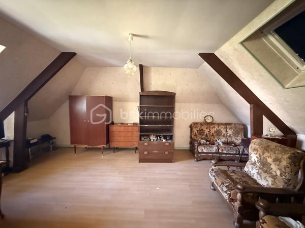 SAINT-AUBIN-D'AUBIGNÉ – Maison à fort potentiel sur terrain de 1 100 m² avec partie constructible

À seulement 450 mètres des premiers commerces, écoles et transports, découvrez cette maison individuelle d'environ 110 m² habitables implantée sur une belle parcelle arborée de 1 100 m² exposée ouest.

La maison se compose au rez-de-chaussée d'une entrée, d'une cuisine indépendante, d'un salon-séjour lumineux ouvert sur le jardin, de deux chambres, d'une salle de bains et de WC séparés.

À l'étage, vous trouverez une grande chambre, un espace pouvant accueillir un bureau ou un dressing ainsi qu'un vaste grenier offrant des possibilités d'aménagement complémentaires selon vos besoins.

Un sous-sol complet d'environ 50 m² vient compléter l'ensemble.

Cette maison nécessite des travaux de rénovation énergétique et de modernisation mais bénéficie de nombreux atouts : 
- Emplacement recherché
- Proximité immédiate des commodités
- Terrain généreux
- Tout-à-l'égout 
- Potentiel de valorisation important.

La présence d'une partie constructible sur la parcelle constitue un véritable atout pour un projet familial, patrimonial ou d'investissement.

Une opportunité rare pour les acquéreurs souhaitant créer un bien à leur image dans une commune dynamique aux portes de Rennes.

Des projections d'aménagement virtuel ont été réalisées sur certaines photos afin de vous permettre d'apprécier le potentiel de cette maison après rénovation.

À visiter sans tarder.