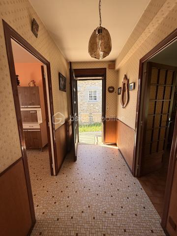 SAINT-AUBIN-D'AUBIGNÉ – Maison à fort potentiel sur terrain de 1 100 m² avec partie constructible

À seulement 450 mètres des premiers commerces, écoles et transports, découvrez cette maison individuelle d'environ 110 m² habitables implantée sur une belle parcelle arborée de 1 100 m² exposée ouest.

La maison se compose au rez-de-chaussée d'une entrée, d'une cuisine indépendante, d'un salon-séjour lumineux ouvert sur le jardin, de deux chambres, d'une salle de bains et de WC séparés.

À l'étage, vous trouverez une grande chambre, un espace pouvant accueillir un bureau ou un dressing ainsi qu'un vaste grenier offrant des possibilités d'aménagement complémentaires selon vos besoins.

Un sous-sol complet d'environ 50 m² vient compléter l'ensemble.

Cette maison nécessite des travaux de rénovation énergétique et de modernisation mais bénéficie de nombreux atouts : 
- Emplacement recherché
- Proximité immédiate des commodités
- Terrain généreux
- Tout-à-l'égout 
- Potentiel de valorisation important.

La présence d'une partie constructible sur la parcelle constitue un véritable atout pour un projet familial, patrimonial ou d'investissement.

Une opportunité rare pour les acquéreurs souhaitant créer un bien à leur image dans une commune dynamique aux portes de Rennes.

Des projections d'aménagement virtuel ont été réalisées sur certaines photos afin de vous permettre d'apprécier le potentiel de cette maison après rénovation.

À visiter sans tarder.