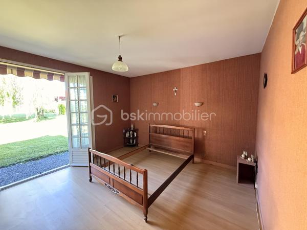 SAINT-AUBIN-D'AUBIGNÉ – Maison à fort potentiel sur terrain de 1 100 m² avec partie constructible

À seulement 450 mètres des premiers commerces, écoles et transports, découvrez cette maison individuelle d'environ 110 m² habitables implantée sur une belle parcelle arborée de 1 100 m² exposée ouest.

La maison se compose au rez-de-chaussée d'une entrée, d'une cuisine indépendante, d'un salon-séjour lumineux ouvert sur le jardin, de deux chambres, d'une salle de bains et de WC séparés.

À l'étage, vous trouverez une grande chambre, un espace pouvant accueillir un bureau ou un dressing ainsi qu'un vaste grenier offrant des possibilités d'aménagement complémentaires selon vos besoins.

Un sous-sol complet d'environ 50 m² vient compléter l'ensemble.

Cette maison nécessite des travaux de rénovation énergétique et de modernisation mais bénéficie de nombreux atouts : 
- Emplacement recherché
- Proximité immédiate des commodités
- Terrain généreux
- Tout-à-l'égout 
- Potentiel de valorisation important.

La présence d'une partie constructible sur la parcelle constitue un véritable atout pour un projet familial, patrimonial ou d'investissement.

Une opportunité rare pour les acquéreurs souhaitant créer un bien à leur image dans une commune dynamique aux portes de Rennes.

Des projections d'aménagement virtuel ont été réalisées sur certaines photos afin de vous permettre d'apprécier le potentiel de cette maison après rénovation.

À visiter sans tarder.