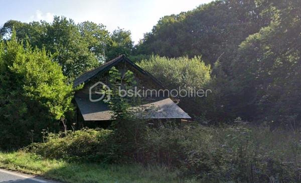 Vous recherchez un projet de rénovation avec un petit budget ? Cette maison en pierre, inhabitée depuis plusieurs années, offre un beau potentiel pour les amateurs de travaux ou les investisseurs.

La maison se compose de trois pièces, complétées par un débarras. Les toilettes sont situées à l’exétieur. La charpente est à refaire, et une rénovation complète est à prévoir.

Implantée sur un terrain de 1 447 m², cette propriété bénéficie d’un espace extérieur appréciable. Située sur un axe de circulation, elle conviendra davantage à un projet locatif, un pied-à-terre ou une résidence après réhabilitation.

Les plus : 
- Maison en pierre de caractère
- Petit prix d’acquisition
- Terrain de 1 447 m² séparé par une voie 
- Fort potentiel après travaux

À prévoir : 
- Rénovation complète
- Réfection de la charpente
- Modernisation des équipements et aménagements

Prix : 28 900 €

Une opportunité rare pour les bricoleurs avertis ou les investisseurs à la recherche d’un bien à fort potentiel.
