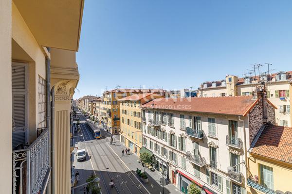 Trés bel appartement 4 pièces à vendre à Nice - Secteur Riquier- République d'environ 100 m².