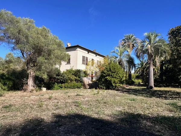 Unique à Antibes, Demeure d’époque au fort potentiel