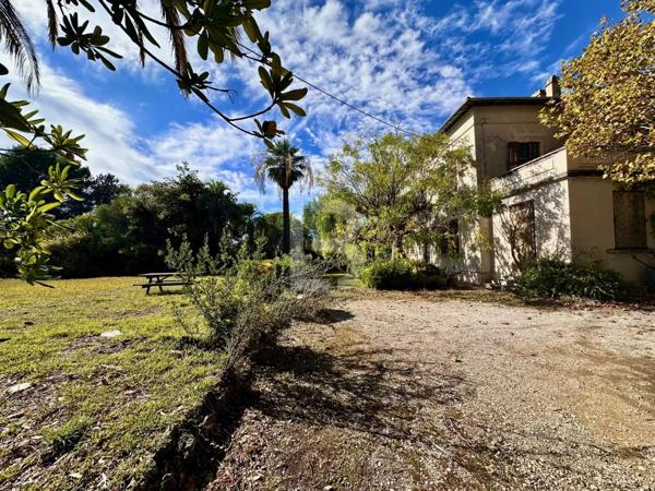 Unique à Antibes, Demeure d’époque au fort potentiel