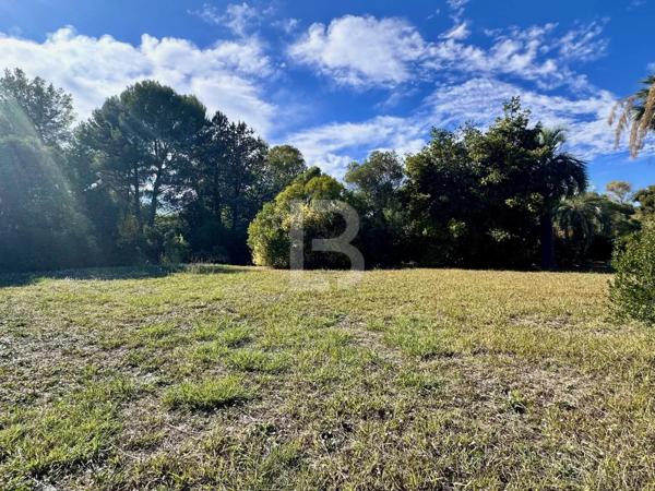 Unique à Antibes, Demeure d’époque au fort potentiel