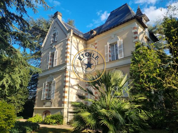 Demeure 19ème avec dépendance et son parc au coeur de Mûrs-Erigné