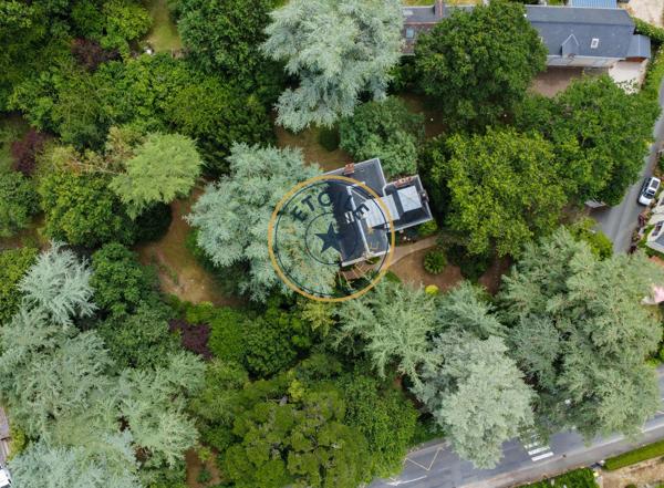 Demeure 19ème avec dépendance et son parc au coeur de Mûrs-Erigné