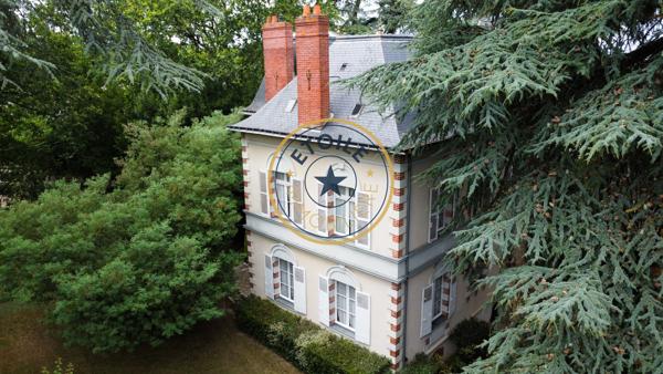 Demeure 19ème avec dépendance et son parc au coeur de Mûrs-Erigné
