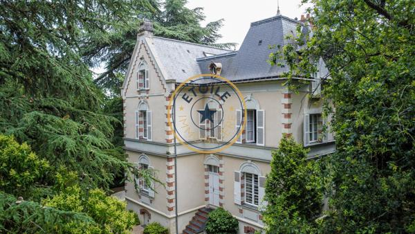 Demeure 19ème avec dépendance et son parc au coeur de Mûrs-Erigné