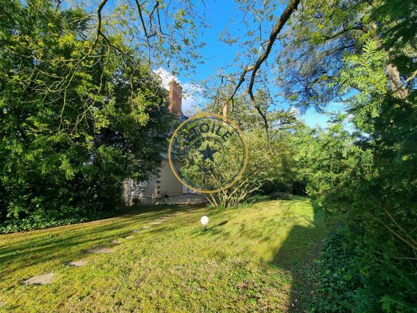 Demeure 19ème avec dépendance et son parc au coeur de Mûrs-Erigné