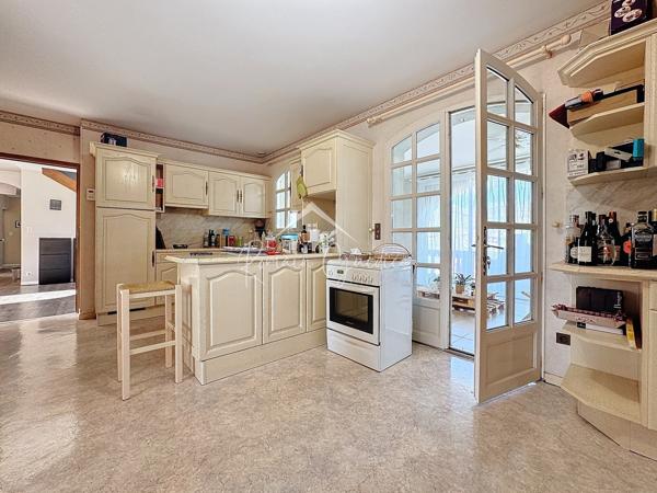 Millau (12100) MAISON TYPE 10 DE 422 M² SUR SON TERRAIN CONSTRUCTIBLE DE 6680 M²