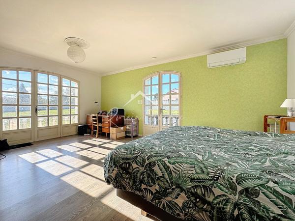 Millau (12100) MAISON TYPE 10 DE 422 M² SUR SON TERRAIN CONSTRUCTIBLE DE 6680 M²