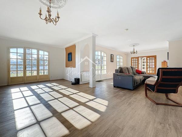 Millau (12100) MAISON TYPE 10 DE 422 M² SUR SON TERRAIN CONSTRUCTIBLE DE 6680 M²