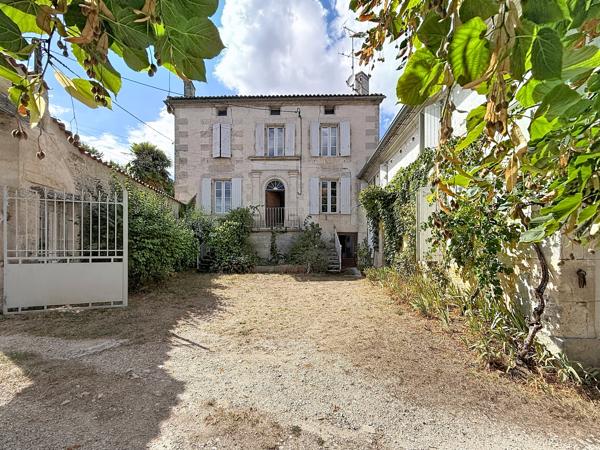 11KM GARE TGV ANGOULEME Ensemble immobilier de caractère avec terrain clos et dépendances.