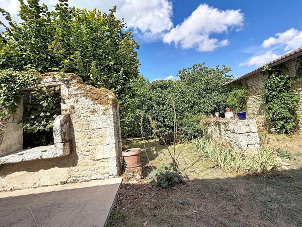 11KM GARE TGV ANGOULEME Ensemble immobilier de caractère avec terrain clos et dépendances.