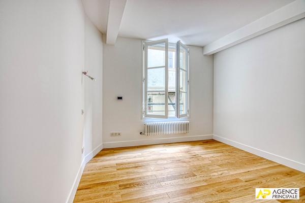 Versailles Notre-Dame Maison de ville en plein coeur du quartier de 4 pièces 95.25 m² au sol €745 000 ** - Référence 27523