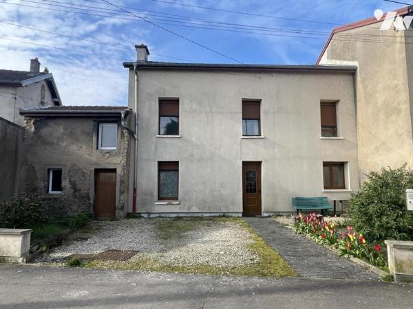 Maison de ville avec dépendance attenante