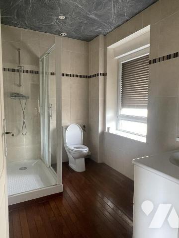 Maison de ville avec dépendance attenante