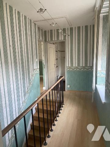 Maison de ville avec dépendance attenante