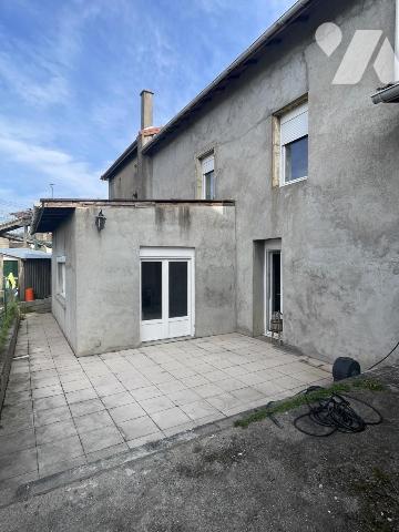 Maison de ville avec dépendance attenante