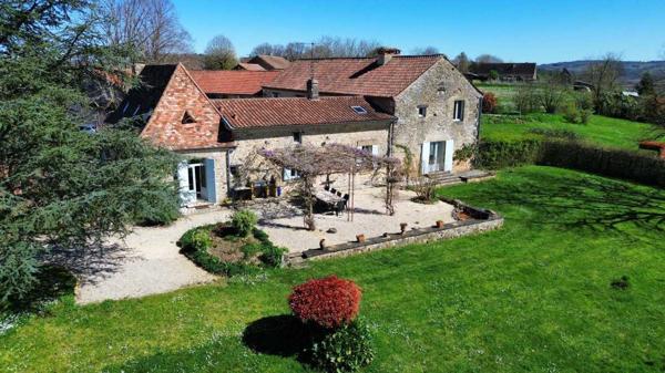 Maison ancienne - Belves Propriété de Prestige en Pierre avec Vue Panoramique, Gîte de 5 Chambres, Appartement Indépendant, Grange et Piscine : Un Domaine de Charme Clé en Main au Cœur du Périgord Noir à quelques kilomètres des commerces