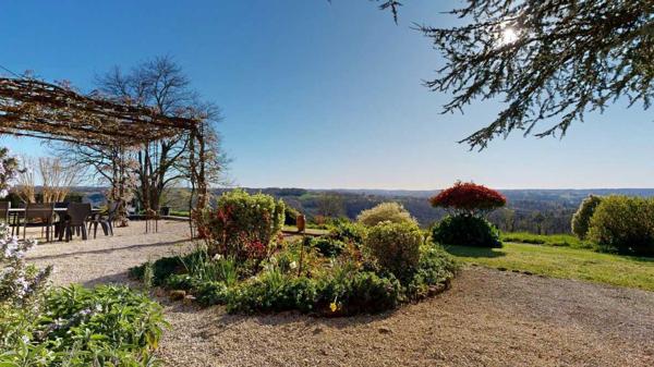 Maison ancienne - Belves Propriété de Prestige en Pierre avec Vue Panoramique, Gîte de 5 Chambres, Appartement Indépendant, Grange et Piscine : Un Domaine de Charme Clé en Main au Cœur du Périgord Noir à quelques kilomètres des commerces