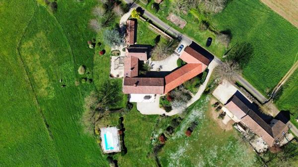 Maison ancienne - Belves Propriété de Prestige en Pierre avec Vue Panoramique, Gîte de 5 Chambres, Appartement Indépendant, Grange et Piscine : Un Domaine de Charme Clé en Main au Cœur du Périgord Noir à quelques kilomètres des commerces