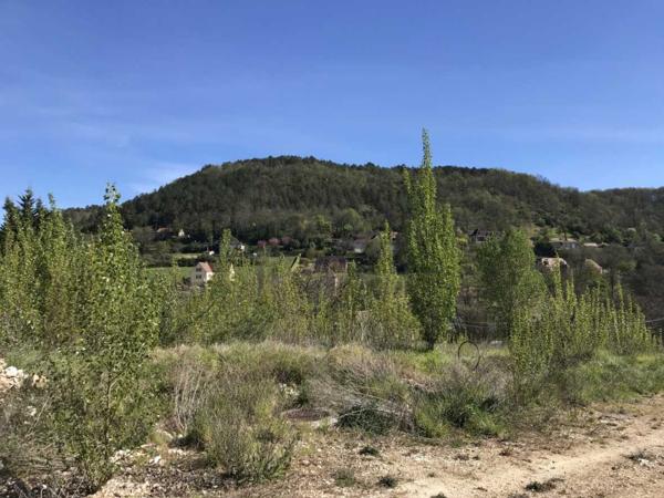 Terrain constructible - Saint-cyprien Lotissement. Terrain constructible de 1003 m2 proche des commerces