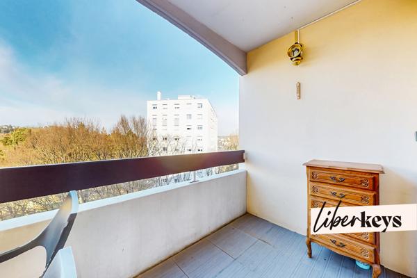 Appartement traversant avec balcon, box fermé et cave – Oullins