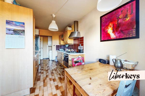 Appartement traversant avec balcon, box fermé et cave – Oullins