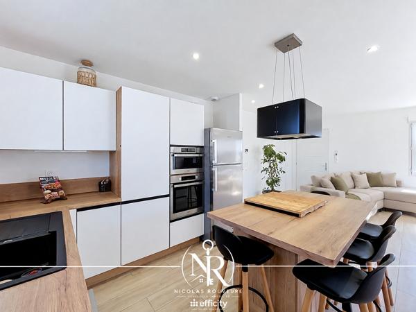 Maison
         5 pièces
        - 95 m² 359 000 € *
