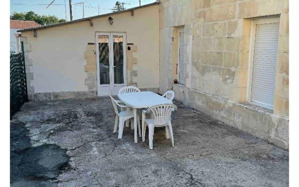 Immeuble à vendre    7 pièces •  Pont-l'Abbé-d'Arnoult