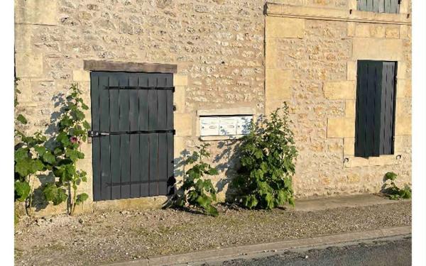 Immeuble à vendre    7 pièces •  Pont-l'Abbé-d'Arnoult