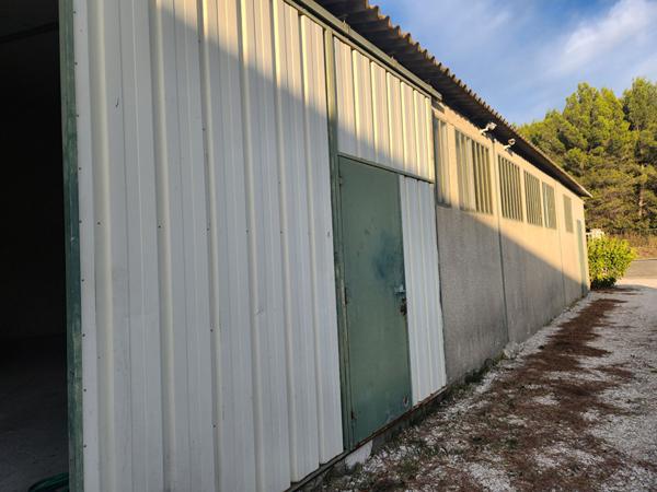 EXCLUSIVITE A LOUER A MORIERES LES AVIGNON - ESPACE DE STOCKAGE AVEC BUREAUX ET SANITAIRES 241 M² DE SURFACE DE TERRAIN DE 500 M²