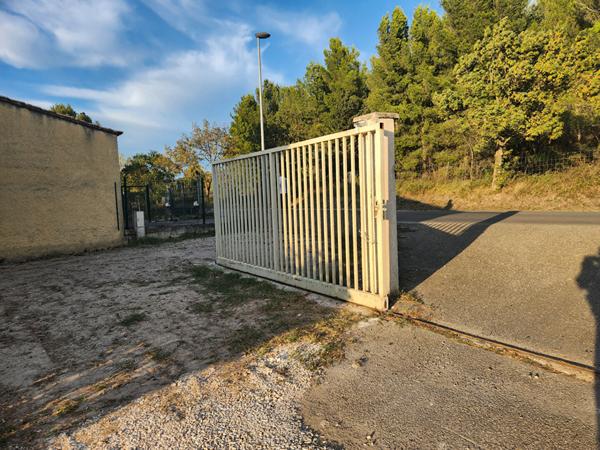 EXCLUSIVITE A LOUER A MORIERES LES AVIGNON - ESPACE DE STOCKAGE AVEC BUREAUX ET SANITAIRES 241 M² DE SURFACE DE TERRAIN DE 500 M²