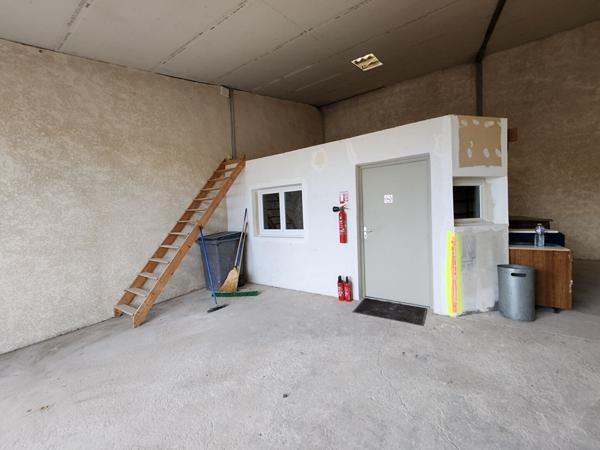 EXCLUSIVITE A LOUER A MORIERES LES AVIGNON - ESPACE DE STOCKAGE AVEC BUREAUX ET SANITAIRES 241 M² DE SURFACE DE TERRAIN DE 500 M²