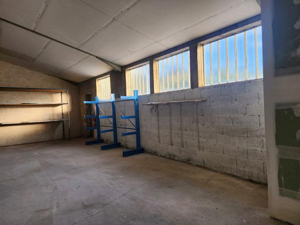 EXCLUSIVITE A LOUER A MORIERES LES AVIGNON - ESPACE DE STOCKAGE AVEC BUREAUX ET SANITAIRES 241 M² DE SURFACE DE TERRAIN DE 500 M²