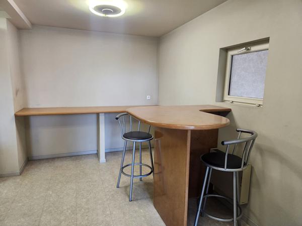 EXCLUSIVITE A LOUER A MORIERES LES AVIGNON - ESPACE DE STOCKAGE AVEC BUREAUX ET SANITAIRES 241 M² DE SURFACE DE TERRAIN DE 500 M²