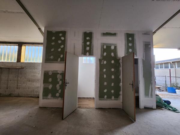 EXCLUSIVITE A LOUER A MORIERES LES AVIGNON - ESPACE DE STOCKAGE AVEC BUREAUX ET SANITAIRES 241 M² DE SURFACE DE TERRAIN DE 500 M²